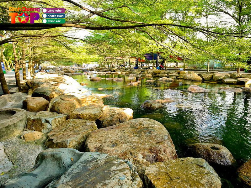 check-in-khung-troi-tay-tai-thac-nuoc-nhan-tao-binhduongtoplist