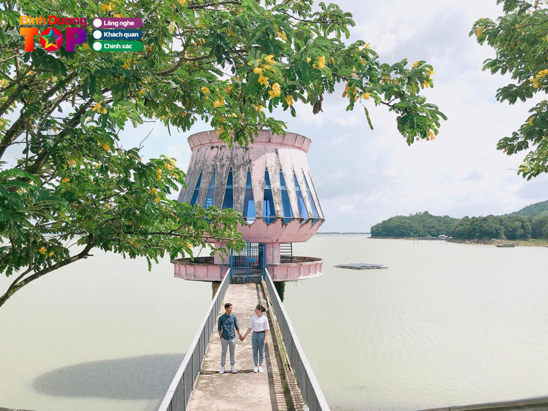 Check-in-song-ao-cuc-dep-voi-hinh-anh-ho-dau-tieng-tho-mong-binhduongtoplist