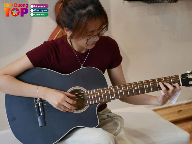 Guitar-sv-binh-duong-binhduongtoplist