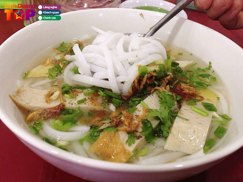 Quan-banh-canh-bot-gao-xat-binhduongtoplist