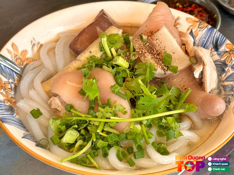 Quan-banh-canh-cho-cay-dua-binhduongtoplist