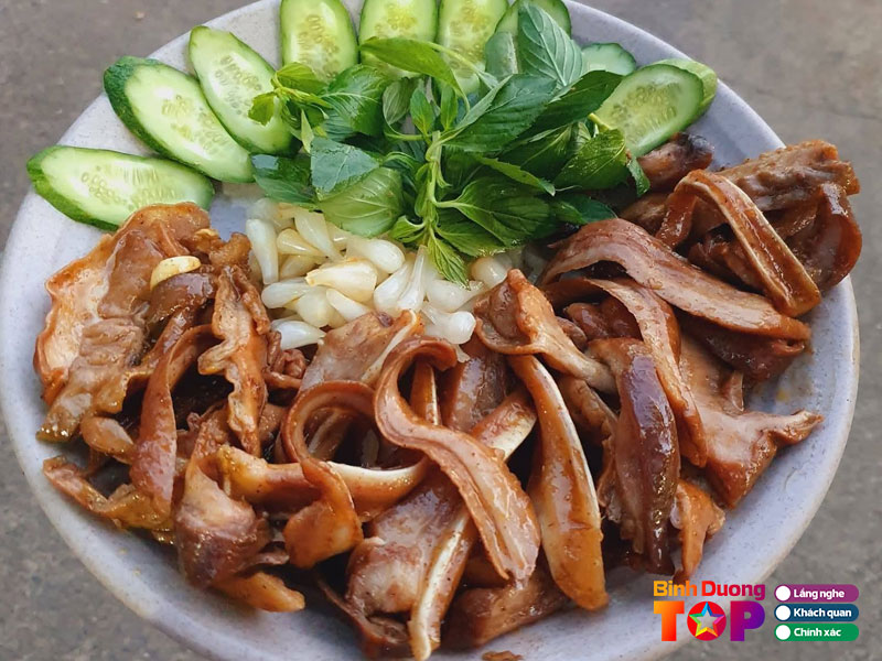 Quan-an-san-vuon-nhu-quynh-binhduongtoplist